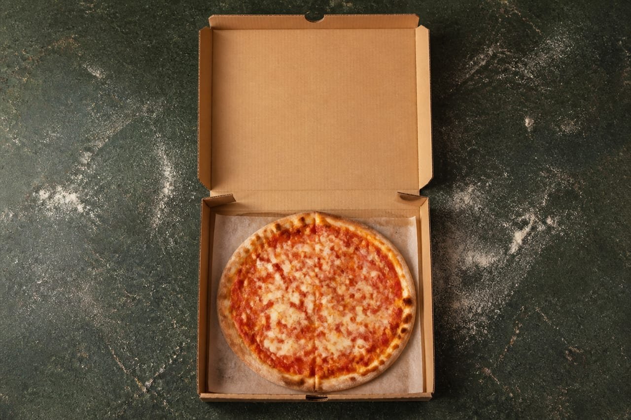 Ricostruzione dimostrativa di una scatola da pizza aperta vista dall’alto